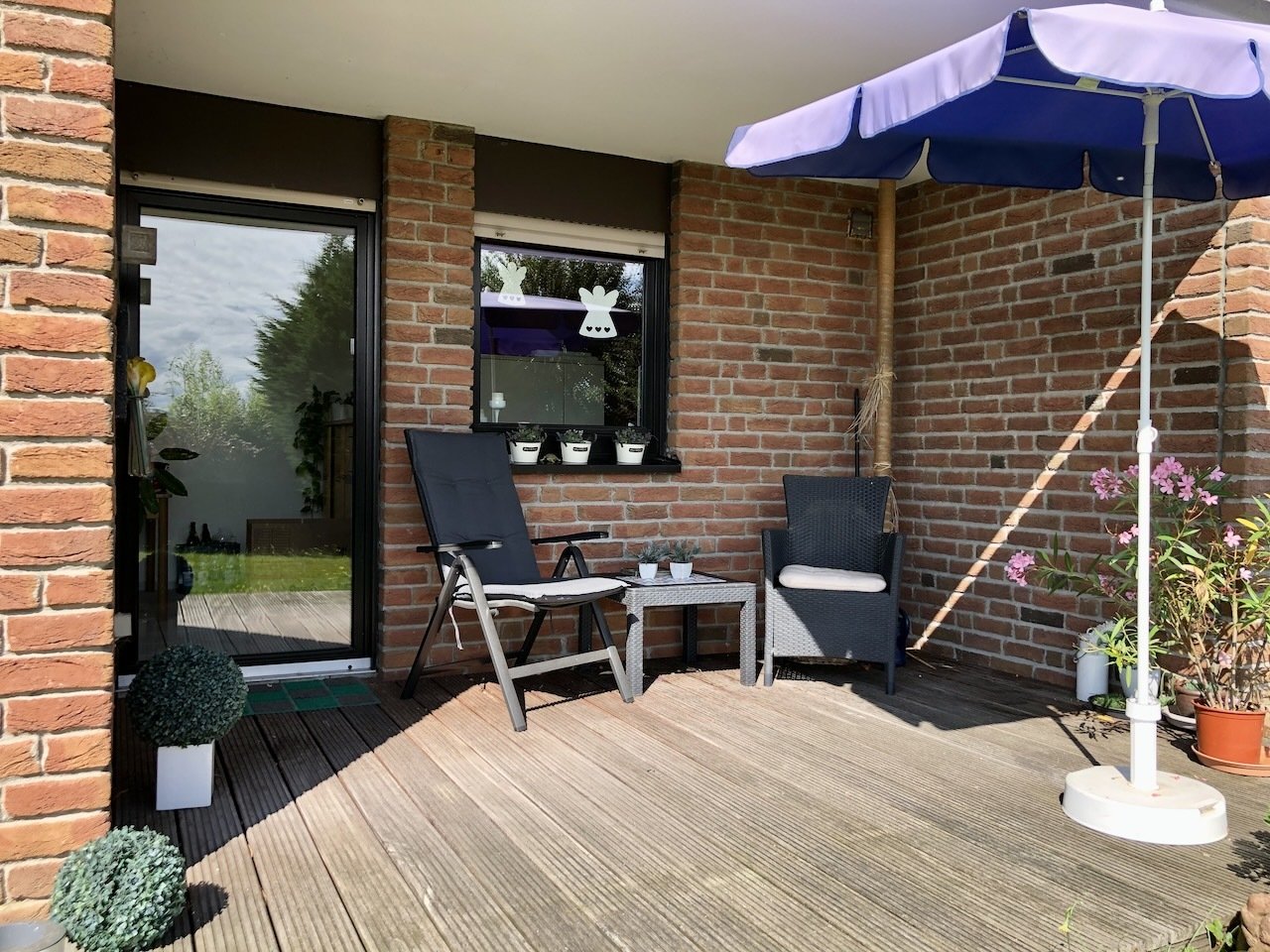 Loggia mit Bankirai-Terrasse